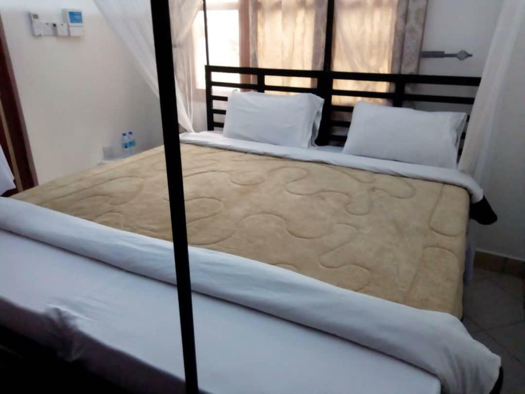 Bed and Breakfast Le Parlour Boma la Ngombe Esterno foto